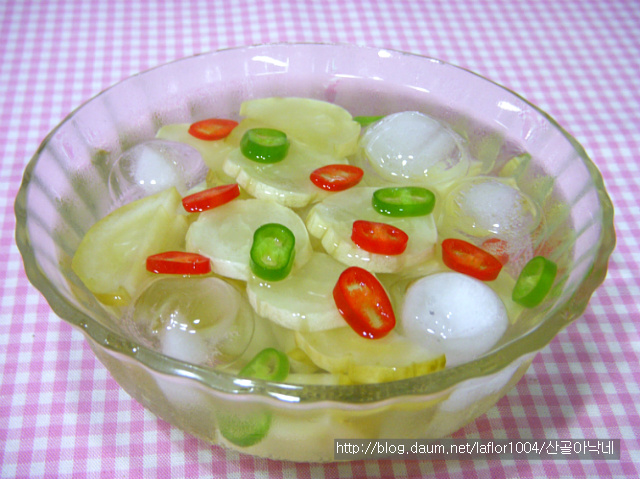 입에 불나는 매운 맛을 잠재워줄 시원한 오이지냉국!!~