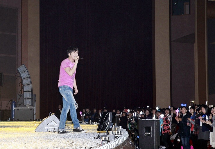 Fotos del concierto de Kim Jeong Hoon en Seoul 123FEF4850C4778D1EEDC7