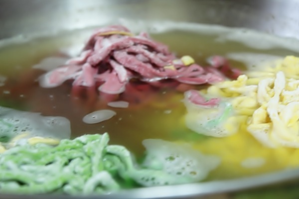 세가지 맛을 느껴봐요 삼색 칼국수