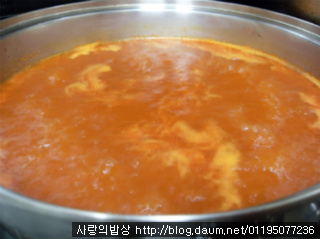 막 끓여도 맛있네? 들어는봤나, 고추장미역감자찌개 >_