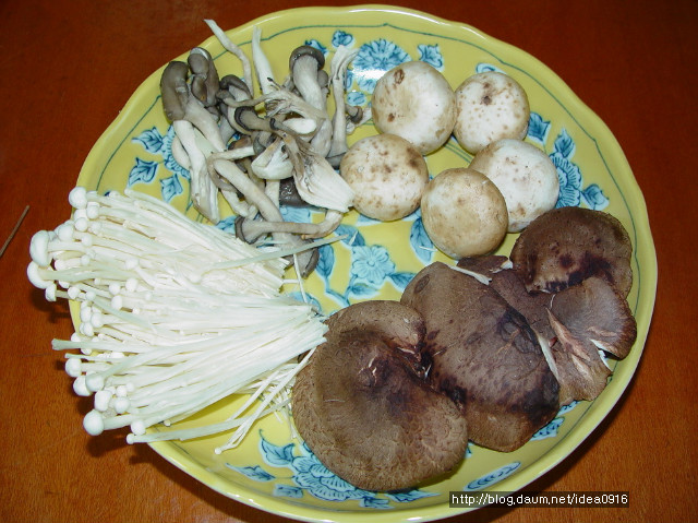 진한 소고기육수로 맛을낸 버섯전골