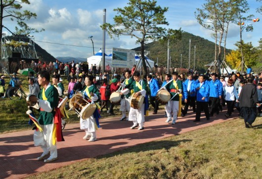 강·사람·축제가 어우러져 한바탕 즐기다 