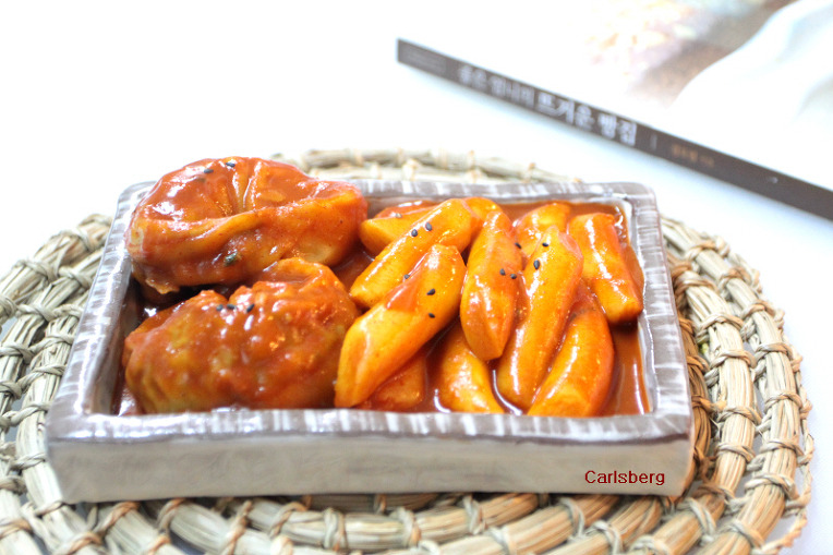 한입 먹으면 바로 중독이 되는 - 만두 떡볶이