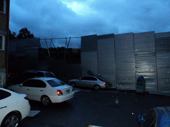 <소재황 칼럼 : 태풍 곤파스 피혜 서현동 공사현장 팬스 무너짐>