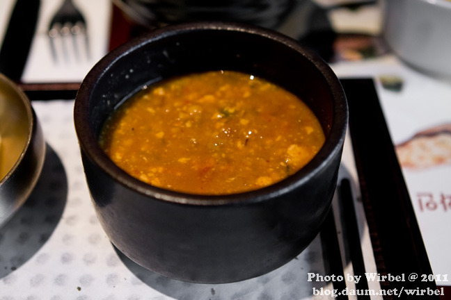 은은한 향의 참숯 불고기 비빔밥이 있는 프레쉬 아시안 비스트로