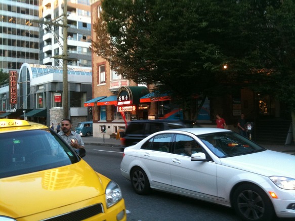 밴쿠버의 Robson St.거리 쇼핑과   한국 가게 모습