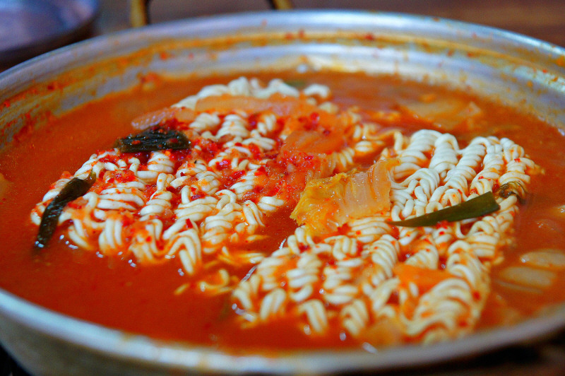 푸짐한김치찌개 이미지