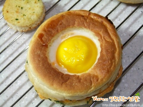 든든한 아침식사.. 잉글리쉬 머핀으로 만든 토스트