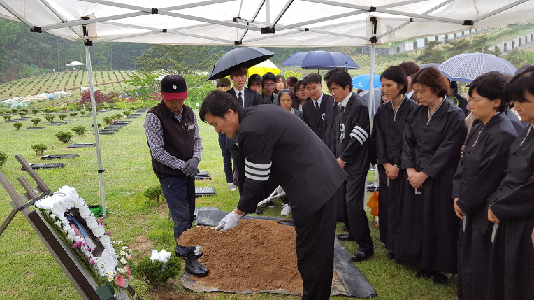 이렇게 가시는 것입니까? 고 김보옥 영가님!