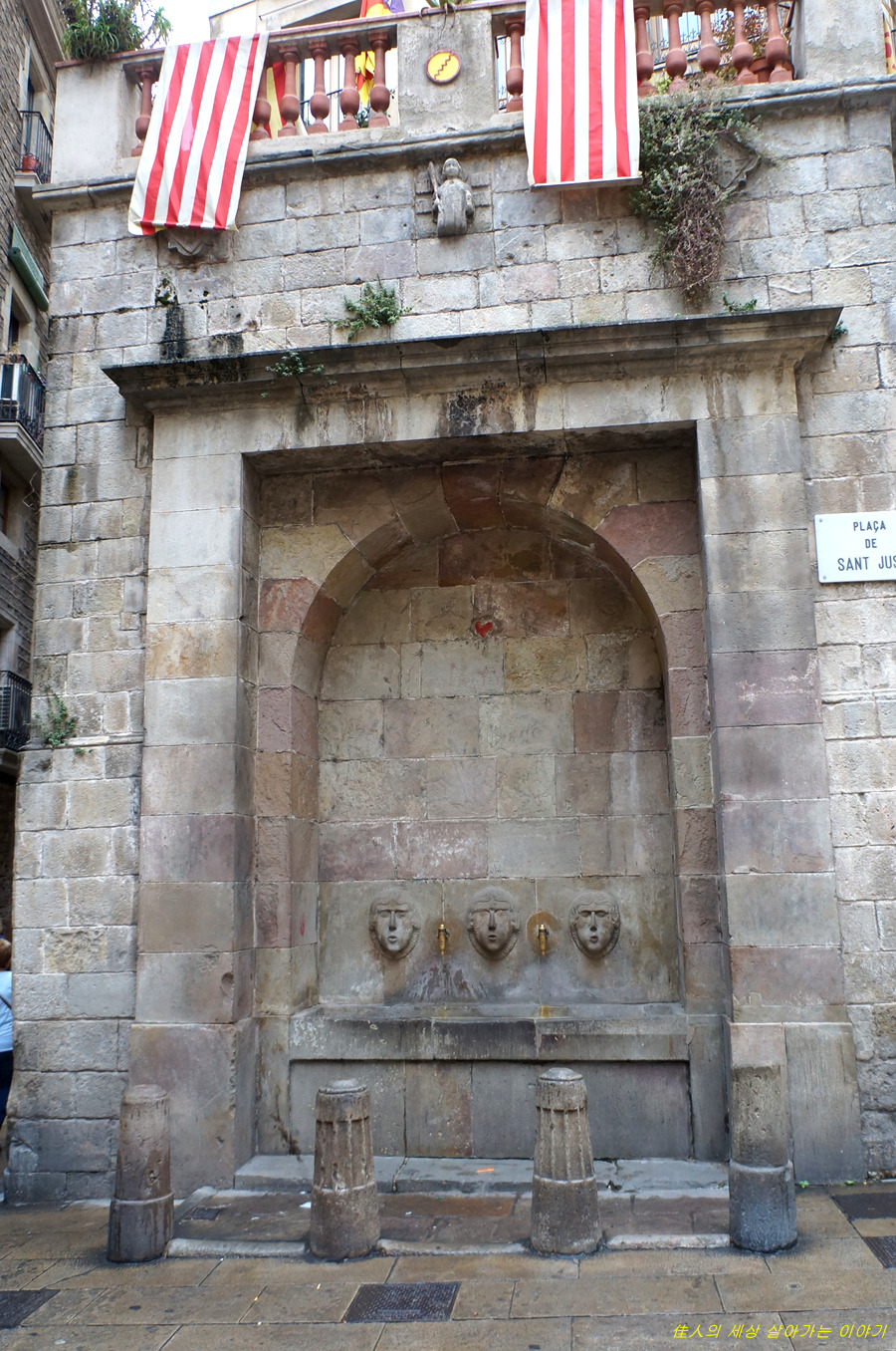 고딕 지구는 무척 오래된 마을입니다.