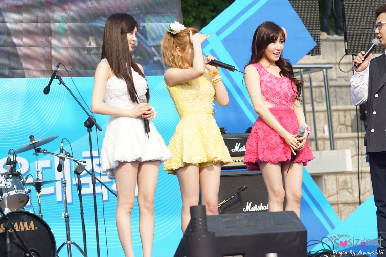 [PIC][25-05-2013]TaeTiSeo biểu diễn tại "Kyungbok Alumni Festival" ở trường THPT Kyungbok vào chiều nay 2758943751A0BA2B165594