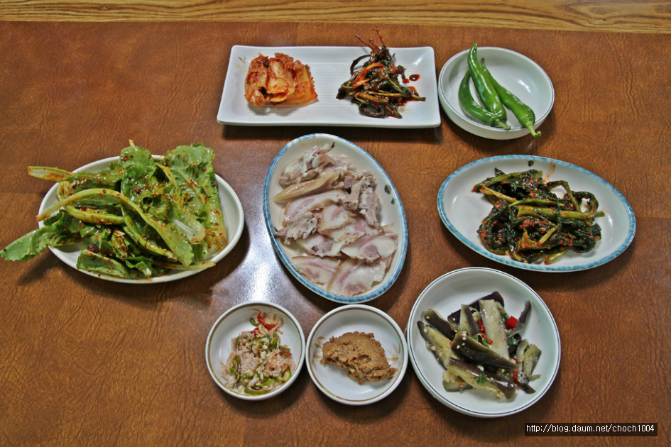 3000원 물국수에 돼지머리고기 한 접시가 덤 