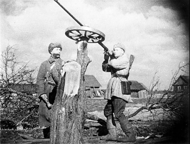 소련 빨치산의 PTRD-41 대전차총 대공 사격 - Soviet Partisan PTRD-41 Anti Tank Rifle Anti Air Craft firing 