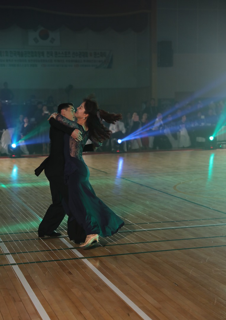 제12회가야컵 제2회 협회장배 댄스스포츠대회및파티//특별초청시범(안정원&장현아)