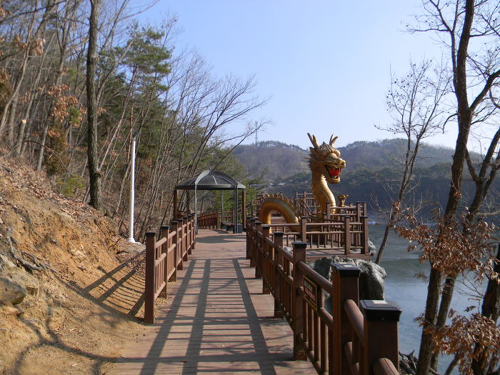 천장호 출렁다리와 소원을 들어준다는 소원바위(잉태바위)